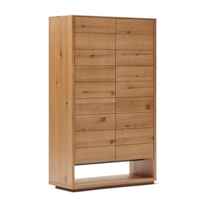 Armário alto em madeira clara com portas lisas e base elevada