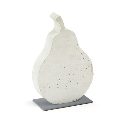 Escultura decorativa em forma de pera branca com manchas pretas e base cinzenta