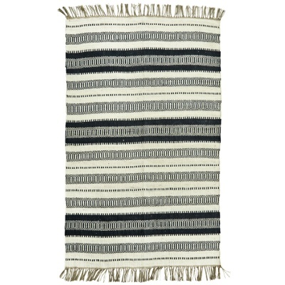 Tapete rectangular em riscas pretas e brancas com franjas
