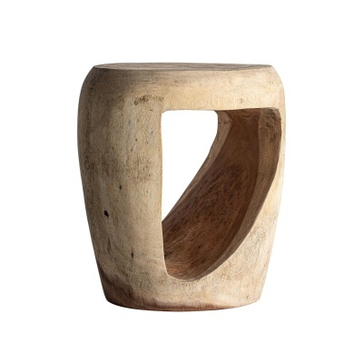 Banco de madeira natural com cavidade esculpida