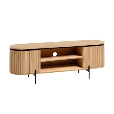 Móvel de TV em madeira clara com portas curvadas ripadas e prateleiras abertas.