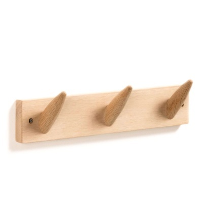Cabide de parede em madeira clara com três ganchos cónicos