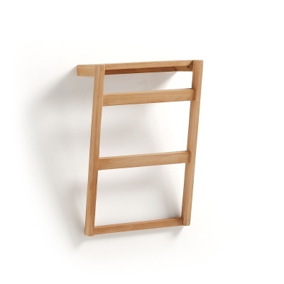 Estrutura de madeira clara com três barras horizontais fixada à parede branca