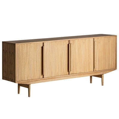 Aparador de madeira clara com quatro portas e puxadores verticais