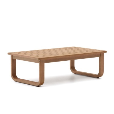 Mesa de centro retangular em madeira clara com tampo ripado e pernas em U