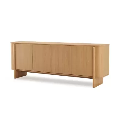 Aparador em madeira clara com quatro portas e design minimalista