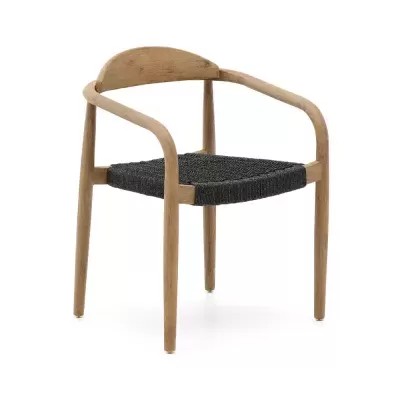 cadeira de madeira clara com assento trançado preto