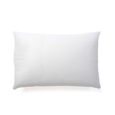 Almofada retangular branca lisa sobre fundo branco