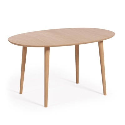 Mesa oval em madeira clara com quatro pernas inclinadas