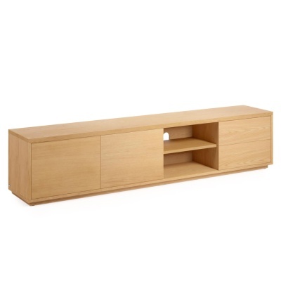 móvel de televisão em madeira clara com portas e prateleiras abertas