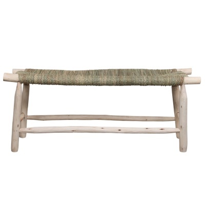 Banco de madeira clara com assento trançado verde e bege