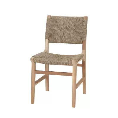 Cadeira de madeira clara com assento e encosto trançados em corda bege.