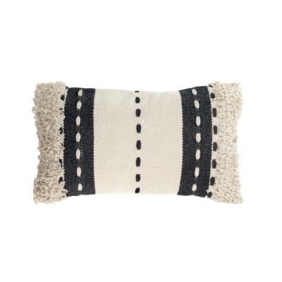 Travesseiro retangular creme e preto com franjas e padrão listrado tricô