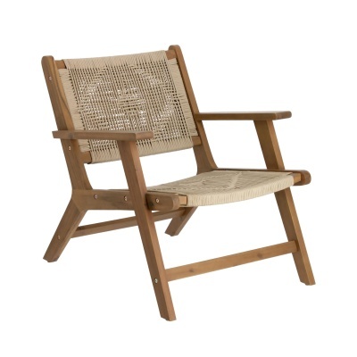 cadeira de madeira com assento e encosto de corda entrelaçada bege