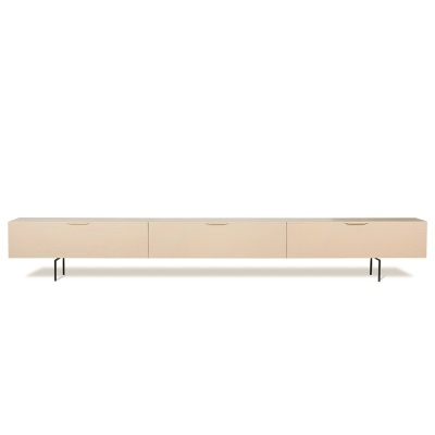 Móvel de sala bege claro com três gavetas e pernas pretas finas.