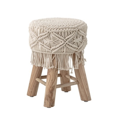 Banco pequeno com assento em macramé bege e pernas de madeira clara