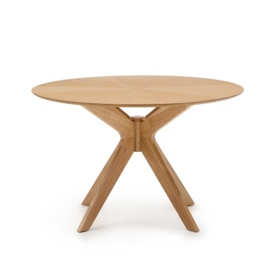 Mesa redonda de madeira clara com base de quatro pés inclinados