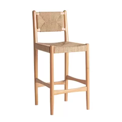 Cadeira alta de madeira clara com assento e encosto trançado