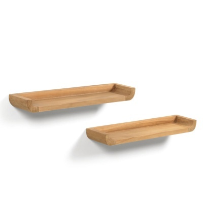 Dois tabuleiros retangulares de madeira clara numa parede branca