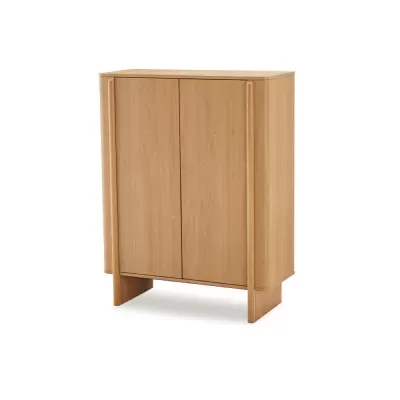 Armário de madeira clara com duas portas frontais lisas
