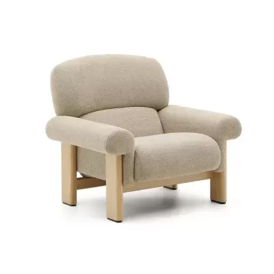 poltrona estofada bege com estrutura de madeira clara