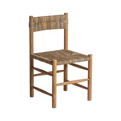 Cadeira de madeira com assento e encosto em fibras entrelaçadas rústicas.