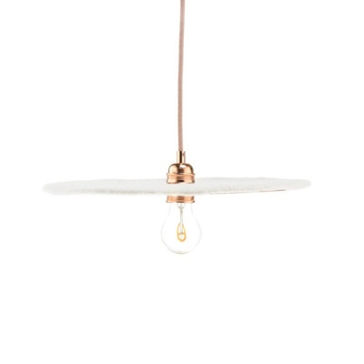 Candeeiro de teto pendente com difusor circular branco e lâmpada visível