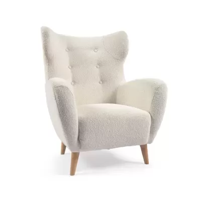 Poltrona branca estofada com textura felpuda e pernas de madeira