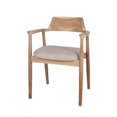 Cadeira em madeira clara com assento estofado bege e braços curvos