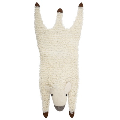 tapete em forma de ovelha branca com patas castanhas