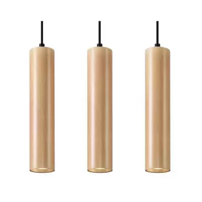 Três candeeiros pendentes cilíndricos em madeira clara