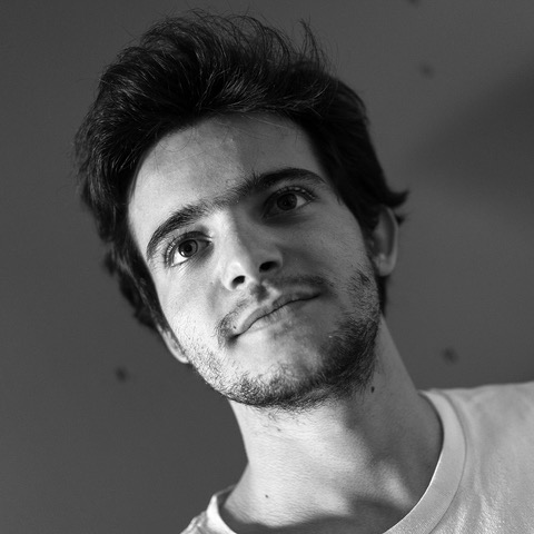 Jovem com t-shirt clara em fundo cinzento