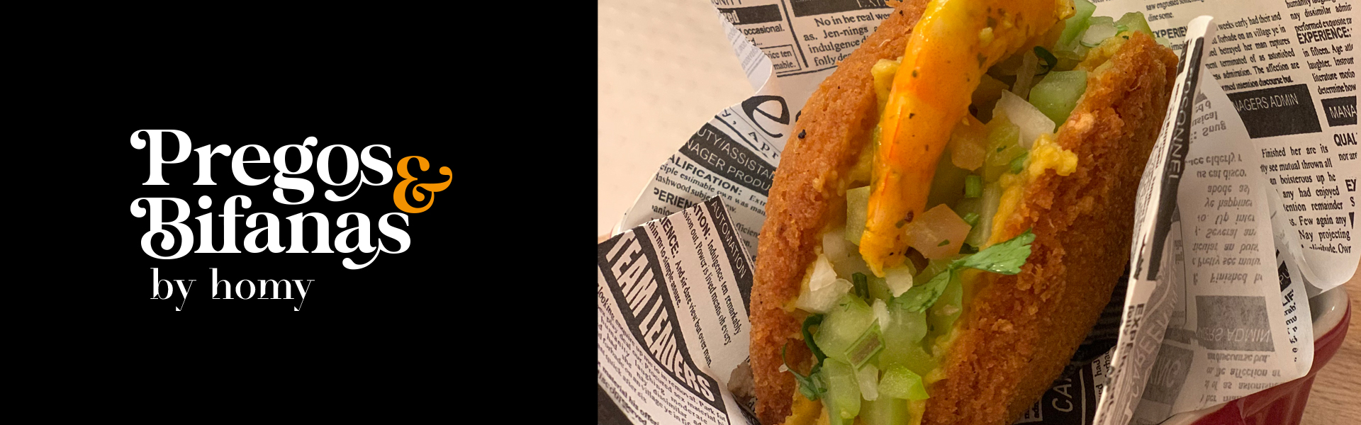 Sanduíche com carne panada, cebola, queijo e molho em embalagem tipo jornal