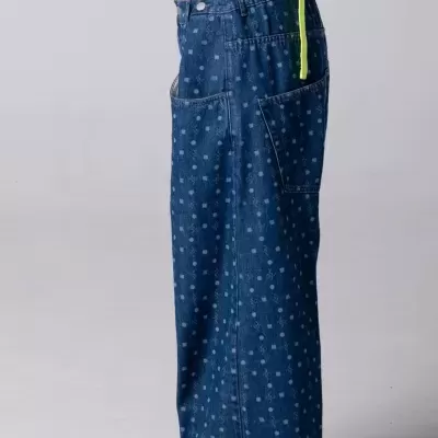 Calças largas em ganga azul com padrão de pequenos quadrados brancos