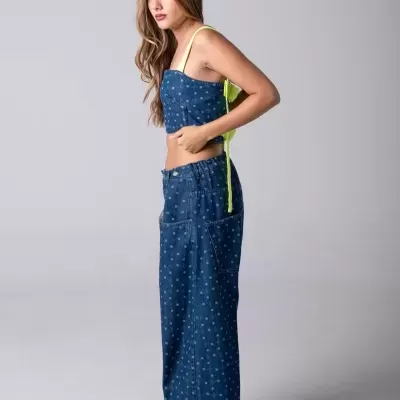 Top cropped azul com padrões brancos e calças largas azuis com padrões brancos e ténis brancos