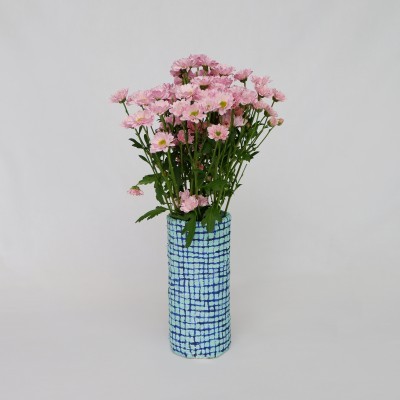 Vaso azul e branco com flores cor-de-rosa