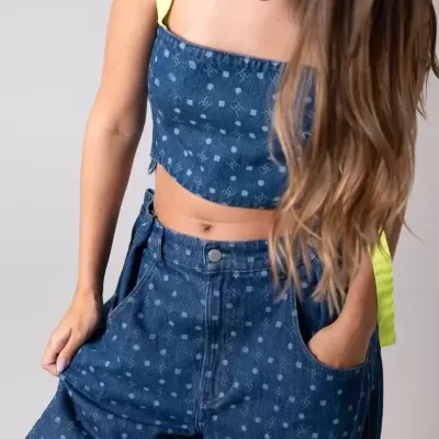 Conjunto feminino azul em denim com padrão de bolinhas e alças amarelas fluorescentes