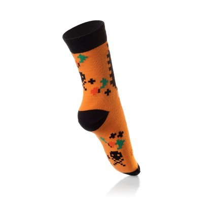 Meia laranja com detalhes pixelados e punho preto