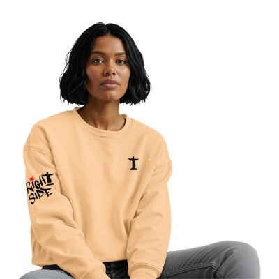 Sweatshirt bege com estampa Cristo Redentor e texto RIGHT SIDE na manga