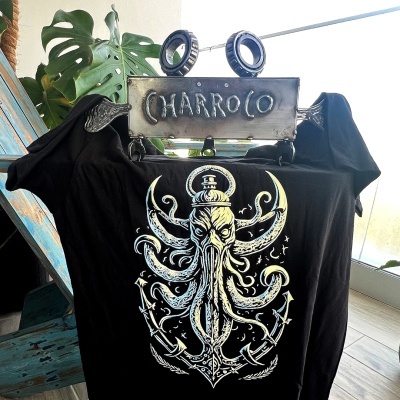 Camisola preta com estampa de polvo com âncoras e cabide metálico com texto CHARROLO