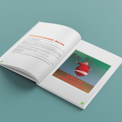Livro aberto sobre mesa azul claro mostrando texto e imagem colorida
