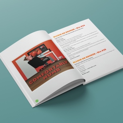 Catálogo aberto com texto e imagem em fundo verde