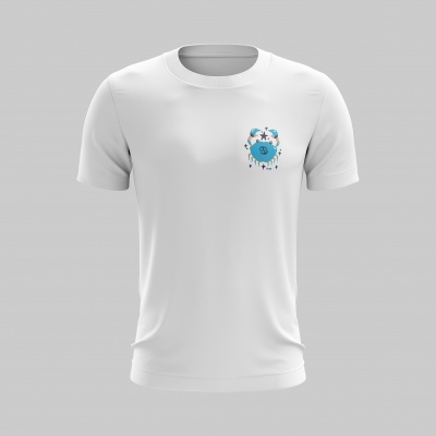 T-shirt branca com padrão pequeno colorido no peito em fundo cinzento