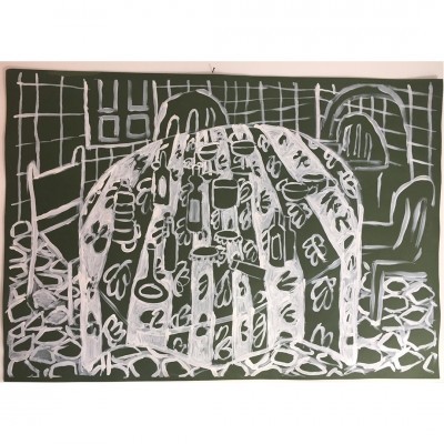 Pintura de mesa redonda com toalha branca com padrões e cadeiras, sobre fundo verde.