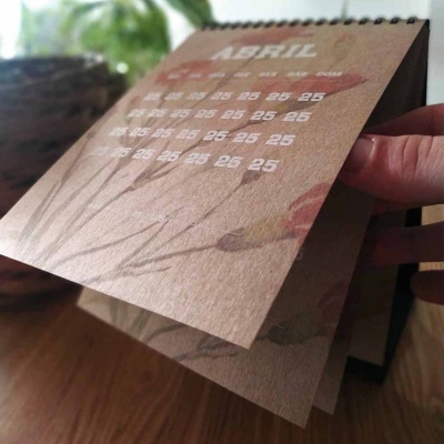 Calendário de mesa em papel castanho com padrão floral