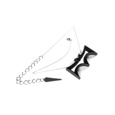 Colar prateado com pendente de morcego preto