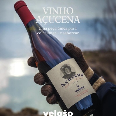 Garrafa de vinho Acucena com luvas castanhas e fundo de água