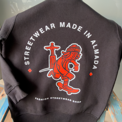 Sweatshirt preta com estampa de skater e texto na parte de trás.