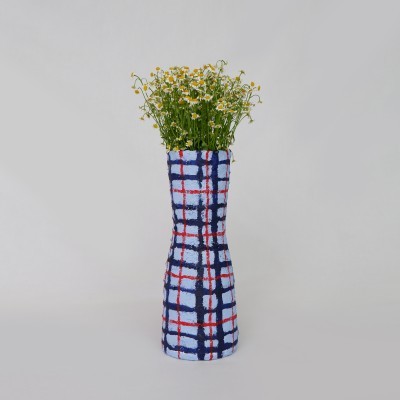 Vaso alto xadrez com flores amarelas e brancas