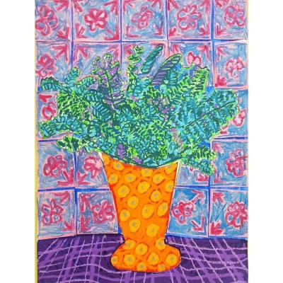 Pintura de vaso amarelo com flores verdes sobre mesa roxa, azulejos florais ao fundo